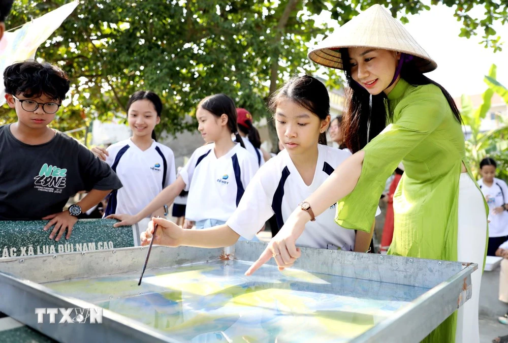 Học sinh trường liên cấp The Dewey Schools (Hà Nội) tham quan, trải nghiệm tại làng nghề làng dệt đũi Nam Cao tại xã Thống Nhất (Kiến Xương, Thái Bình). (Ảnh: Đức Anh/TTXVN)