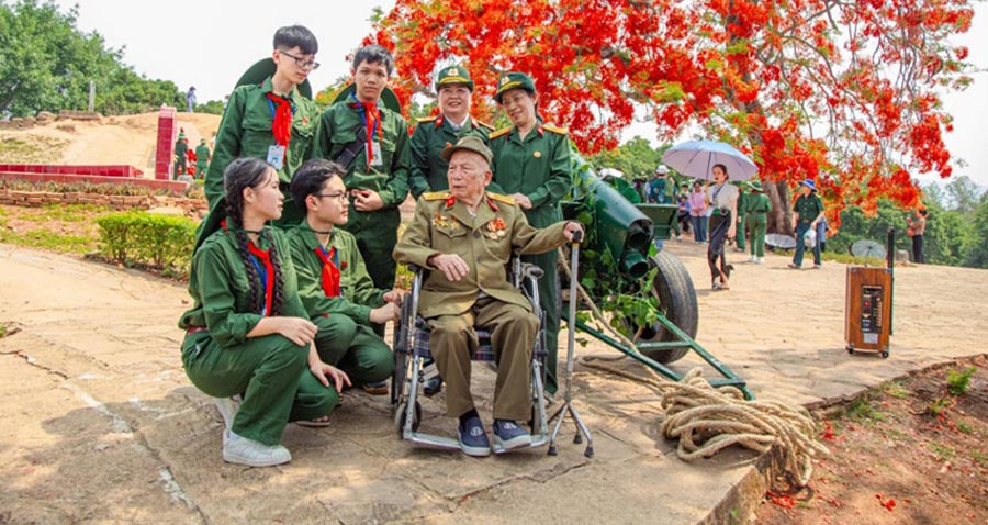 Giải Nhất tháng 9 của cuộc thi - tác phẩm: Chiến sĩ Điện Biên lớn - Chiến sĩ Điên Biên nhỏ. Tác giả: Trần Hữu Dũng