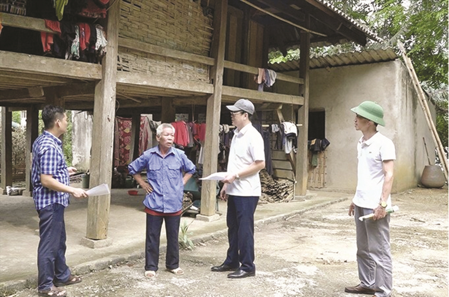 Lãnh đạo huyện Quan Sơn rà soát việc hỗ trợ làm nhà ở cho hộ nghèo, hộ gia đình chính sách, hộ khó khăn về nhà ở trên địa bàn xã Sơn Hà.