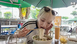 thumb khach Han an pho.gif