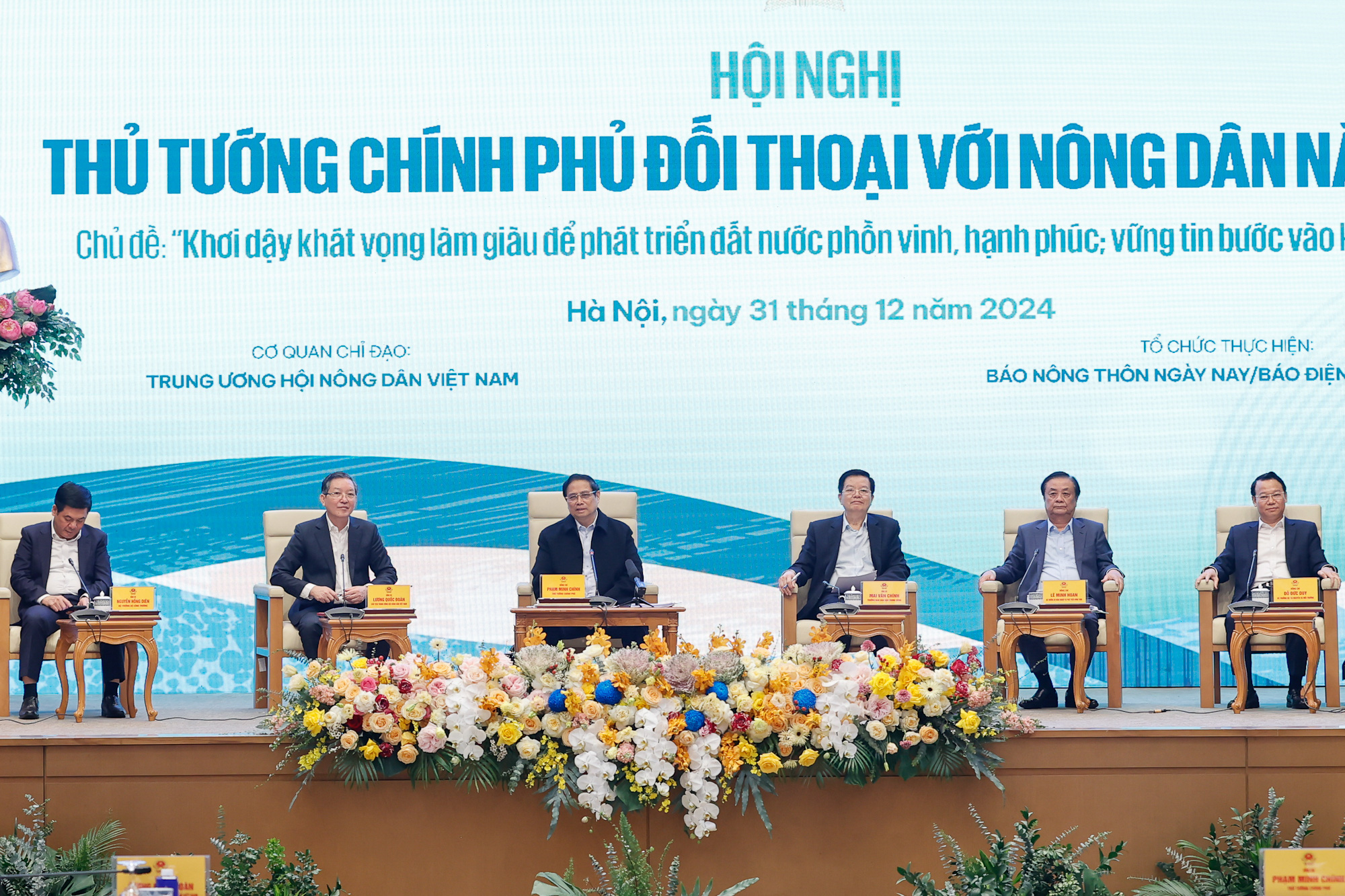 Thủ tướng đối thoại với nông dân, nói về kỳ tích xuất khẩu kỷ lục 62,5 tỉ USD - Ảnh 1.