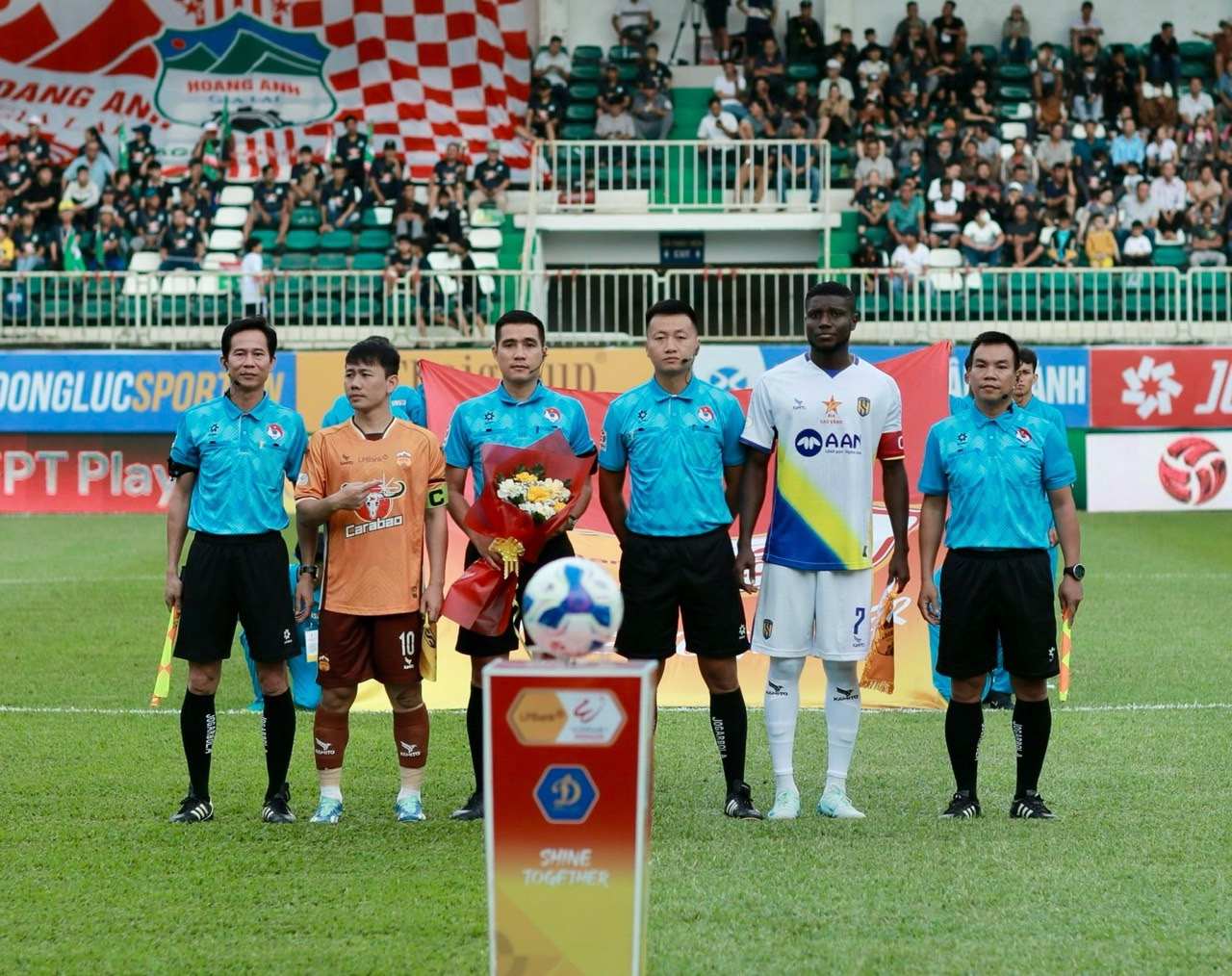 Thú vị trọng tài V-League dẫn dắt Trường ĐH Công nghệ Đông Á: Ẩn số bất ngờ!- Ảnh 1.