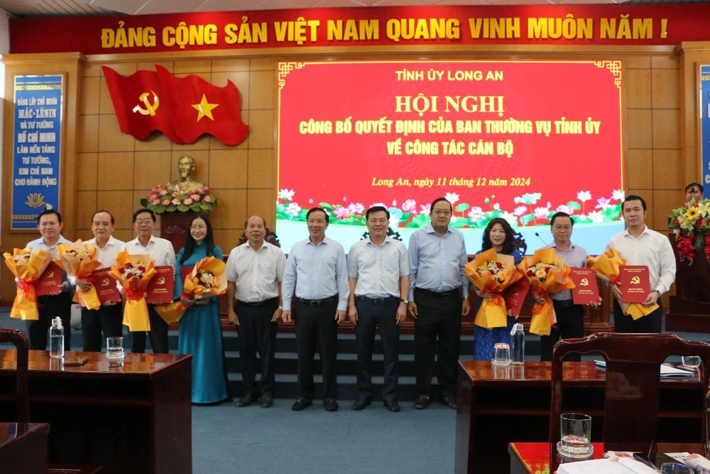 Ban Thường vụ Tỉnh ủy Long An chúc mừng các cán bộ được luân chuyển, điều động. (Ảnh: Thanh Bình/TTXVN)