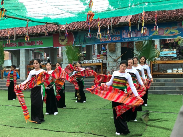 Trải nghiệm chợ phiên vùng cao tại Làng Văn hoá – Du lịch các dân tộc Việt Nam - Ảnh 1.