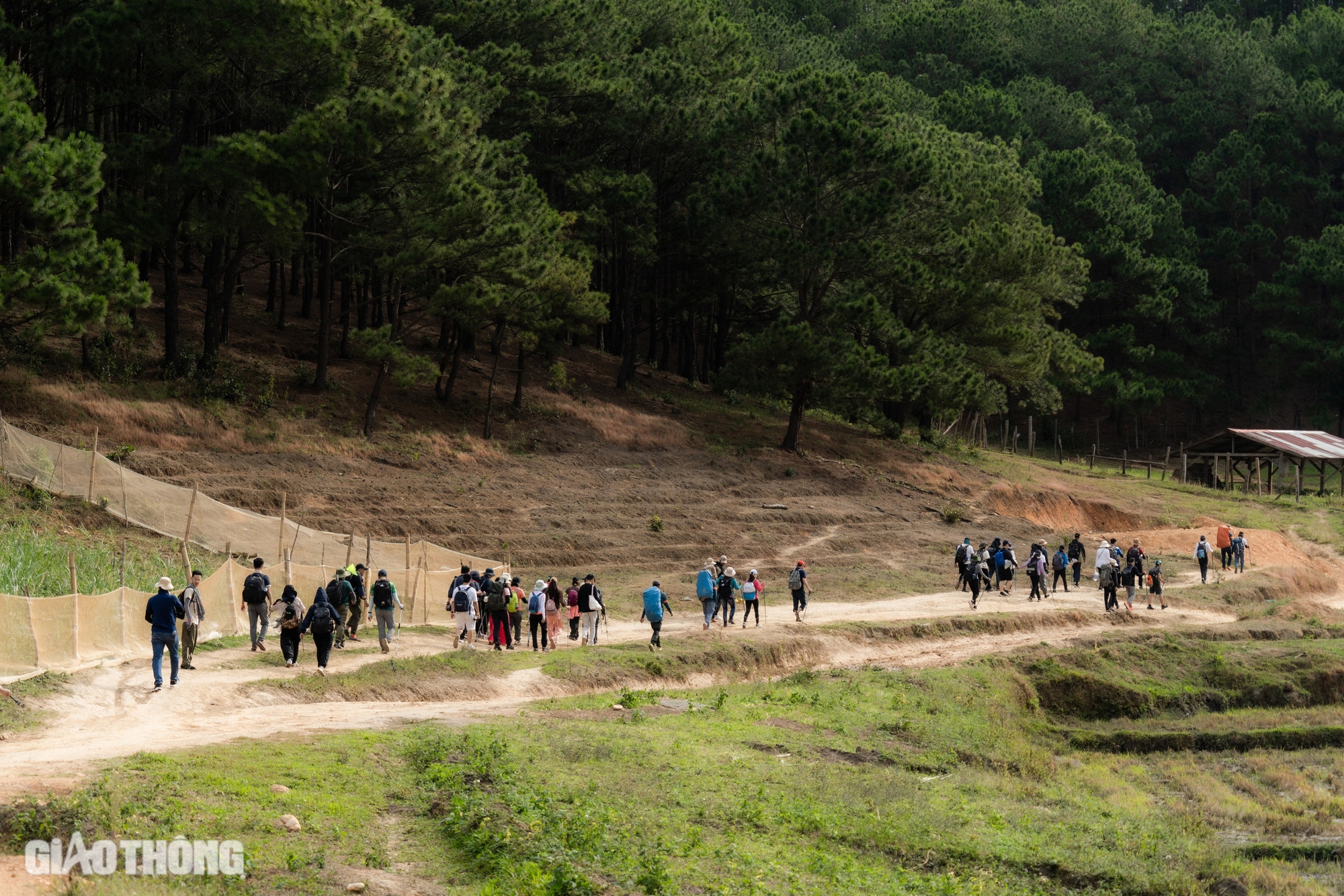 Trải nghiệm hai ngày không điện thoại, chinh phục cung đường trekking đẹp nhất Việt Nam- Ảnh 1.