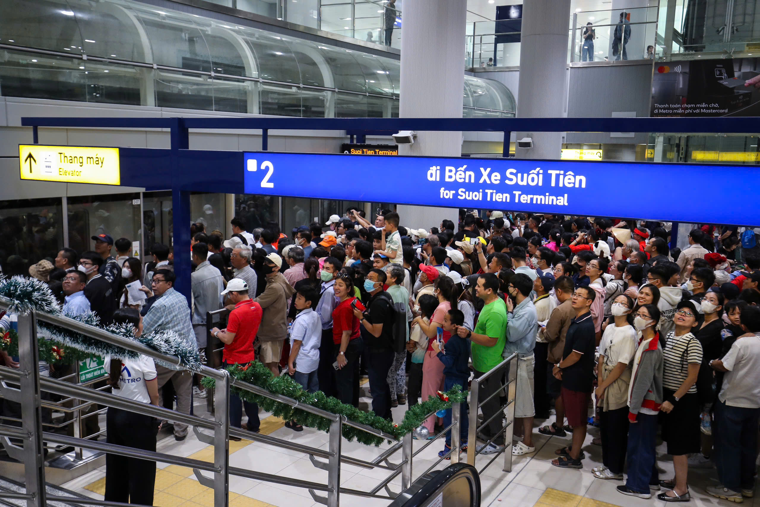 Tranh luận 'for' hay 'to' Bến Thành, giới từ nào đúng trong biển chỉ dẫn metro?- Ảnh 1.