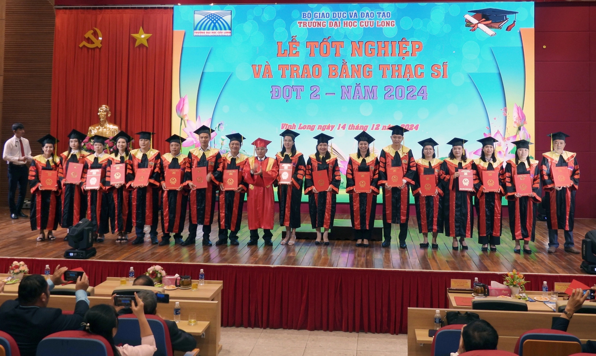 ヴィンロン:公務員・公務員81人に修士号を授与 - 写真1。 Vĩnh Long: Trao bằng thạc sĩ cho 81 cán bộ công chức, viên chức- Ảnh 1.