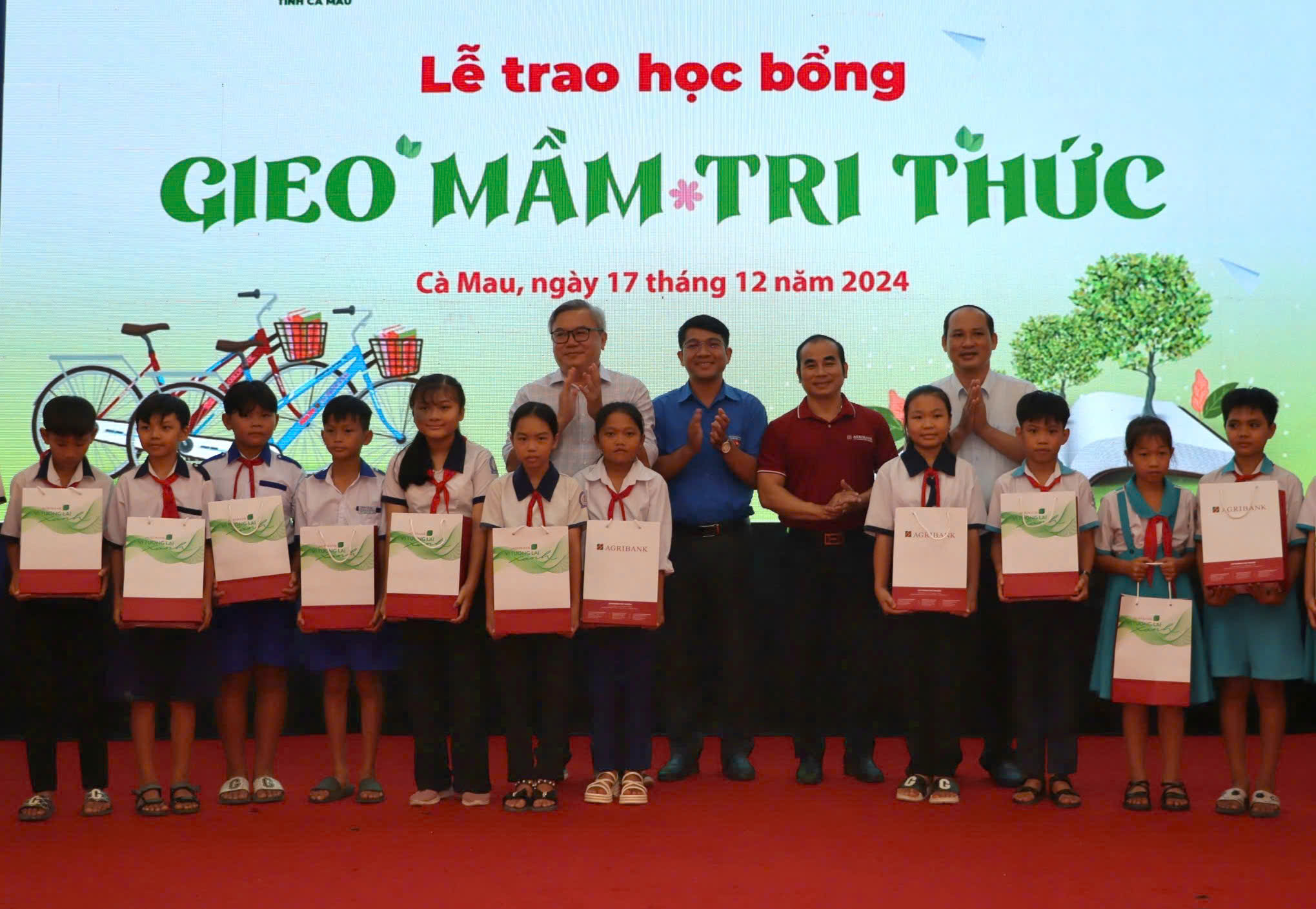 Trao hàng trăm suất học bổng cho học sinh ở Cà Mau- Ảnh 1.