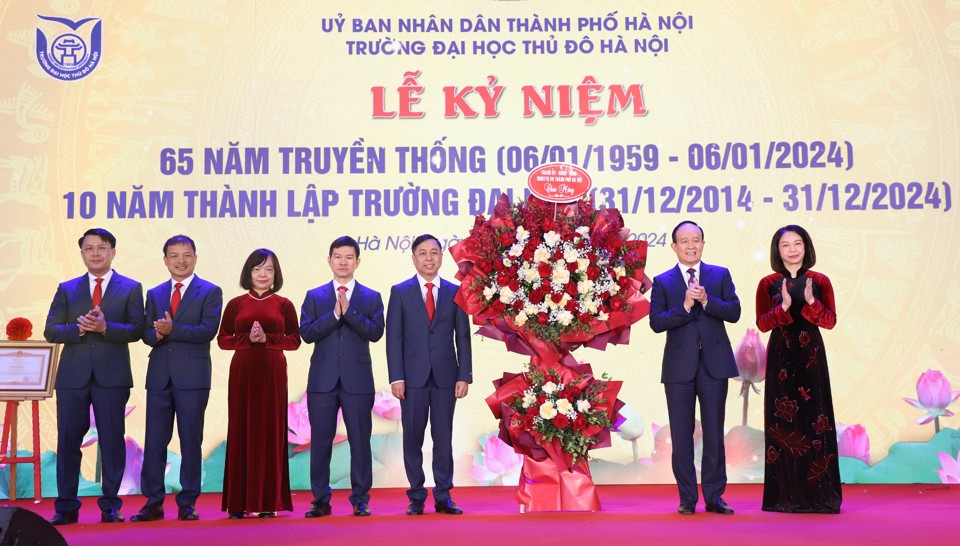 Thay mặt lãnh đạo TP, Phó Bí thư Thành ủy, Chủ tịch HĐND TP Nguyễn Ngọc Tuấn; Phó Chủ tịch UBND TP Vũ Thu Hà tặng lẵng hoa chúc mừng 65 năm truyền thống Trường Đại học Thủ đô Hà Nội.