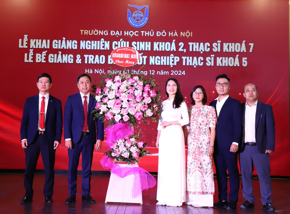 Đại diện lãnh đạo Trường Đại học Thủ đô Hà Nội chúc mừng 210 học viên cao học khóa 7.