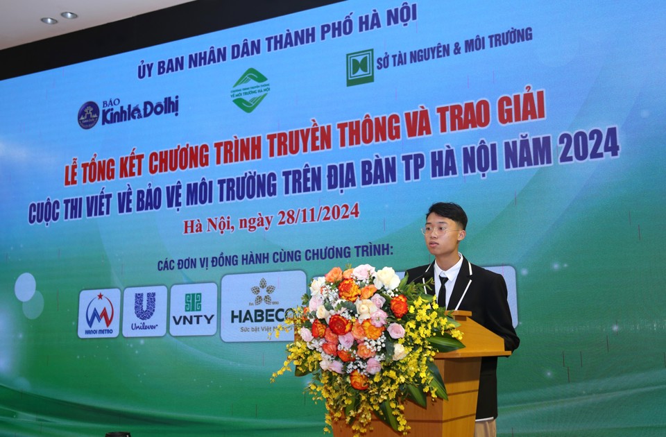    Em Nguyễn Văn Việt Dũng, học sinh lớp 11G0 Trường THCS – THPT Newton: Truyền thông bảo vệ môi trường là một hoạt động có ý nghĩa quan trọng.