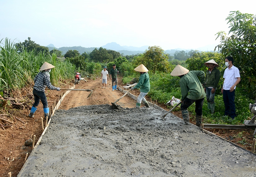 Đến nay, 86% thôn, bản ở huyện vùng cao Tương Dương đã có đường ô tô được cứng hóa về đến trung tâm