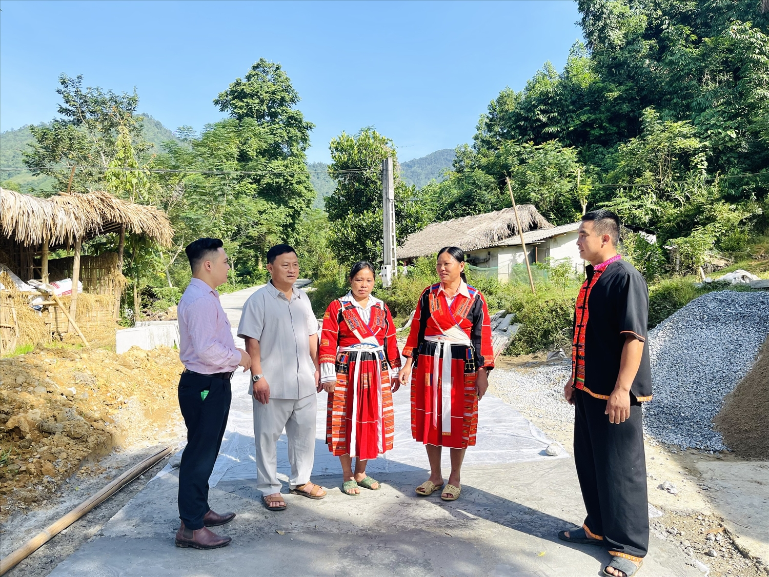 Cán bộ NHCSXH huyện Lâm Bình (Tuyên Quang) trao đổi cùng lãnh đạo xã, hộ vay tại xã Hồng Quang