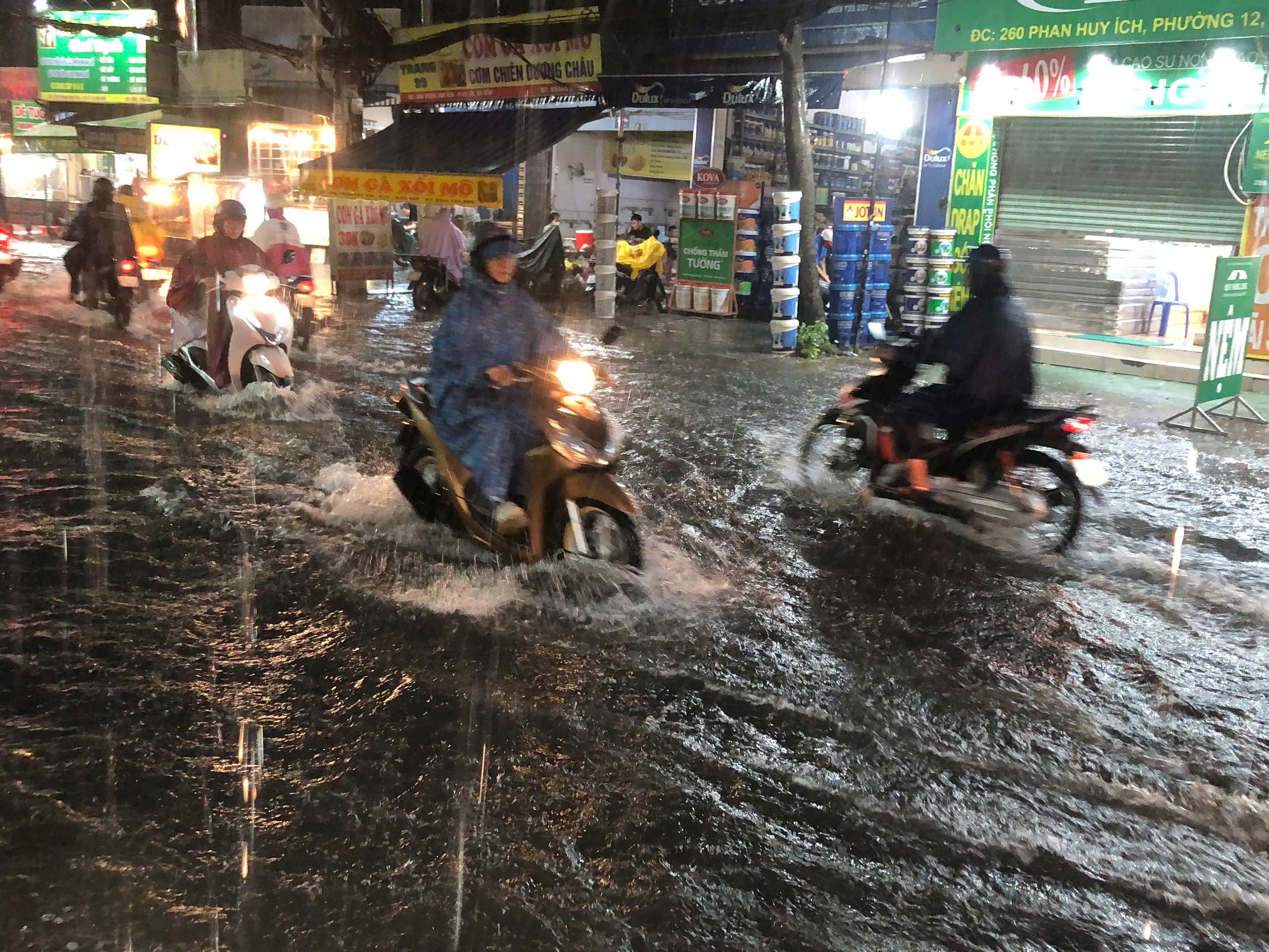 Vì sao chiều nay TP HCM bất ngờ mưa lớn?- Ảnh 1.