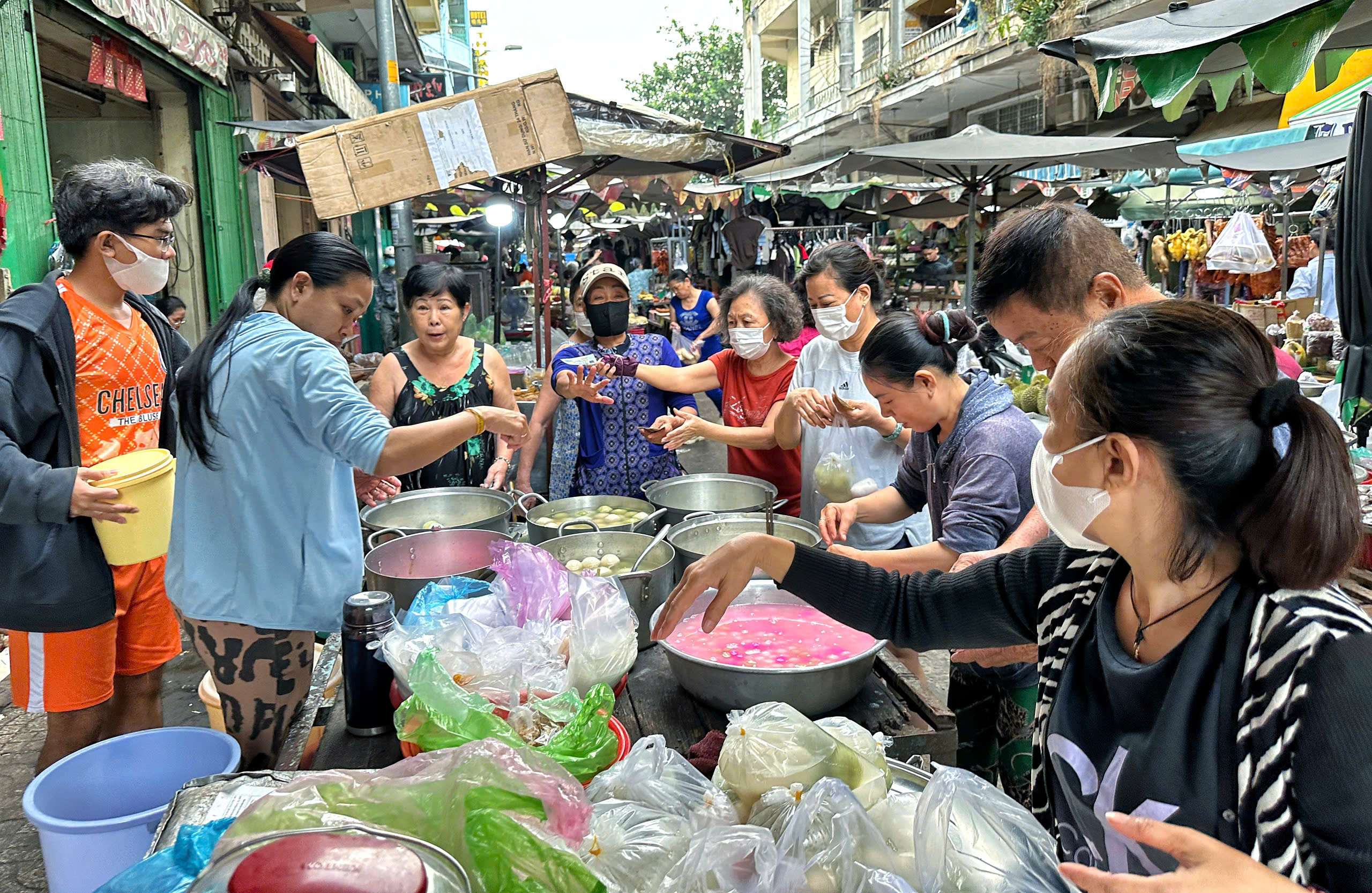 Vì sao sáng nay nhiều người đổi nghề... bán chè trôi nước ở Chợ Lớn, khách vây kín?- Ảnh 1.