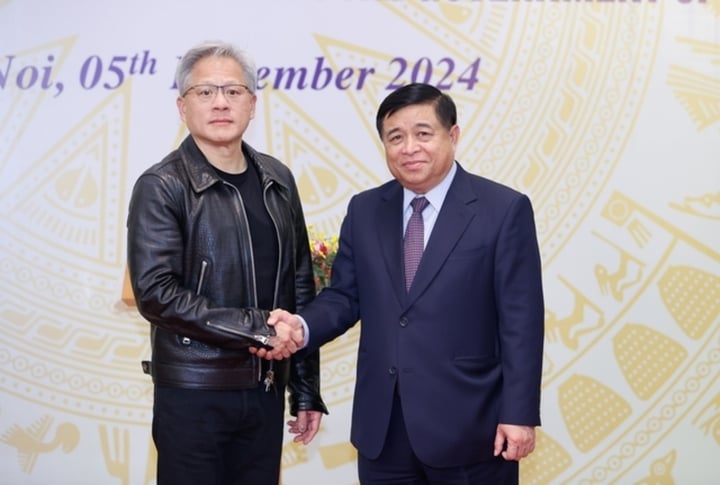 Bộ trưởng KH&ĐT Nguyễn Chí Dũng và ông Jensen Huang, Nhà sáng lập/CEO của Tập đoàn NVIDIA tại buổi họp báo. (Ảnh: Nhật Bắc)