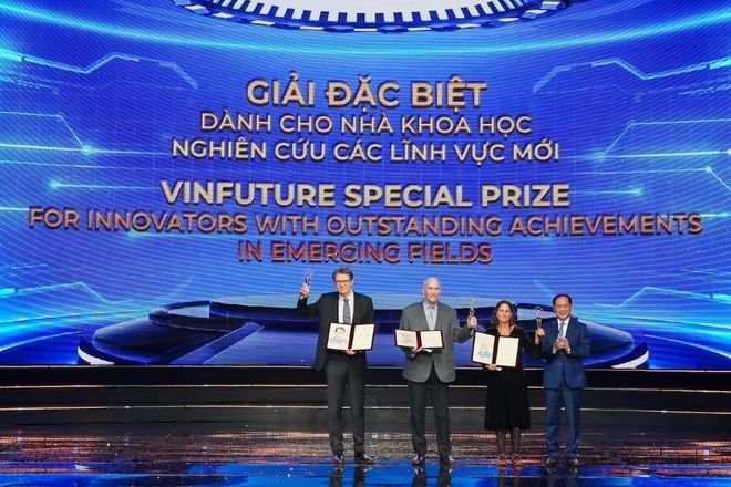 Giải Đặc biệt VinFuture 2024 dành cho Nhà khoa học nghiên cứu các lĩnh vực mới đã được trao cho Giáo sư Zelig Eshhar, Giáo sư Carl H. June và Giáo sư Michel Sadelain. Ảnh: VinFuture