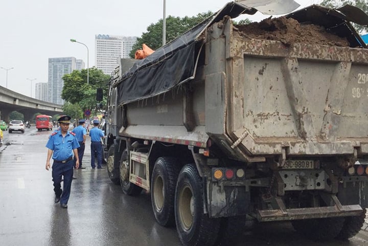 Xe chở vật liệu làm rơi vãi ra đường bị phạt bao nhiêu tiền? - 1