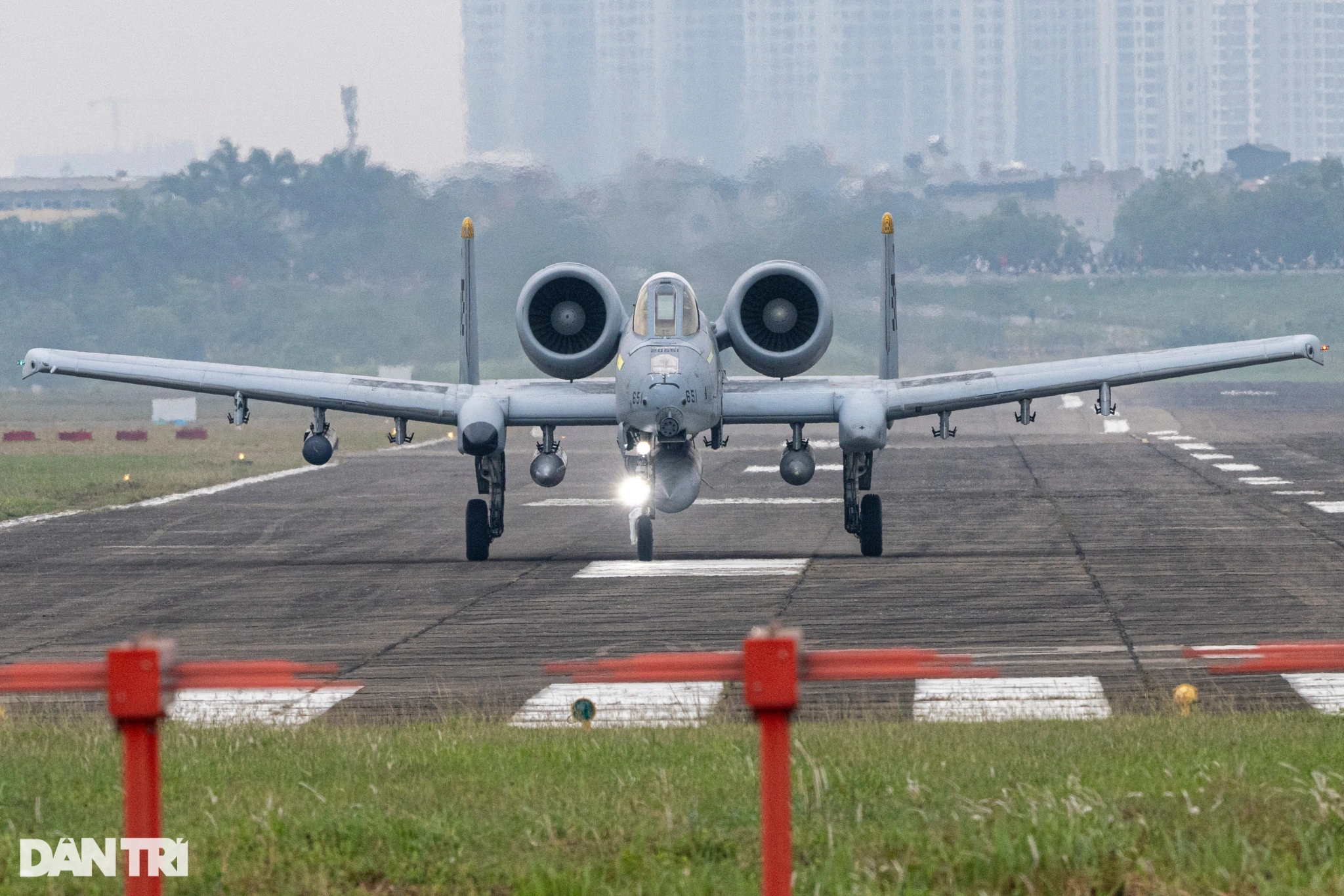 Máy bay cường kích A-10 Thunderbolt II của Mỹ hạ cánh xuống sân bay Gia Lâm - 5