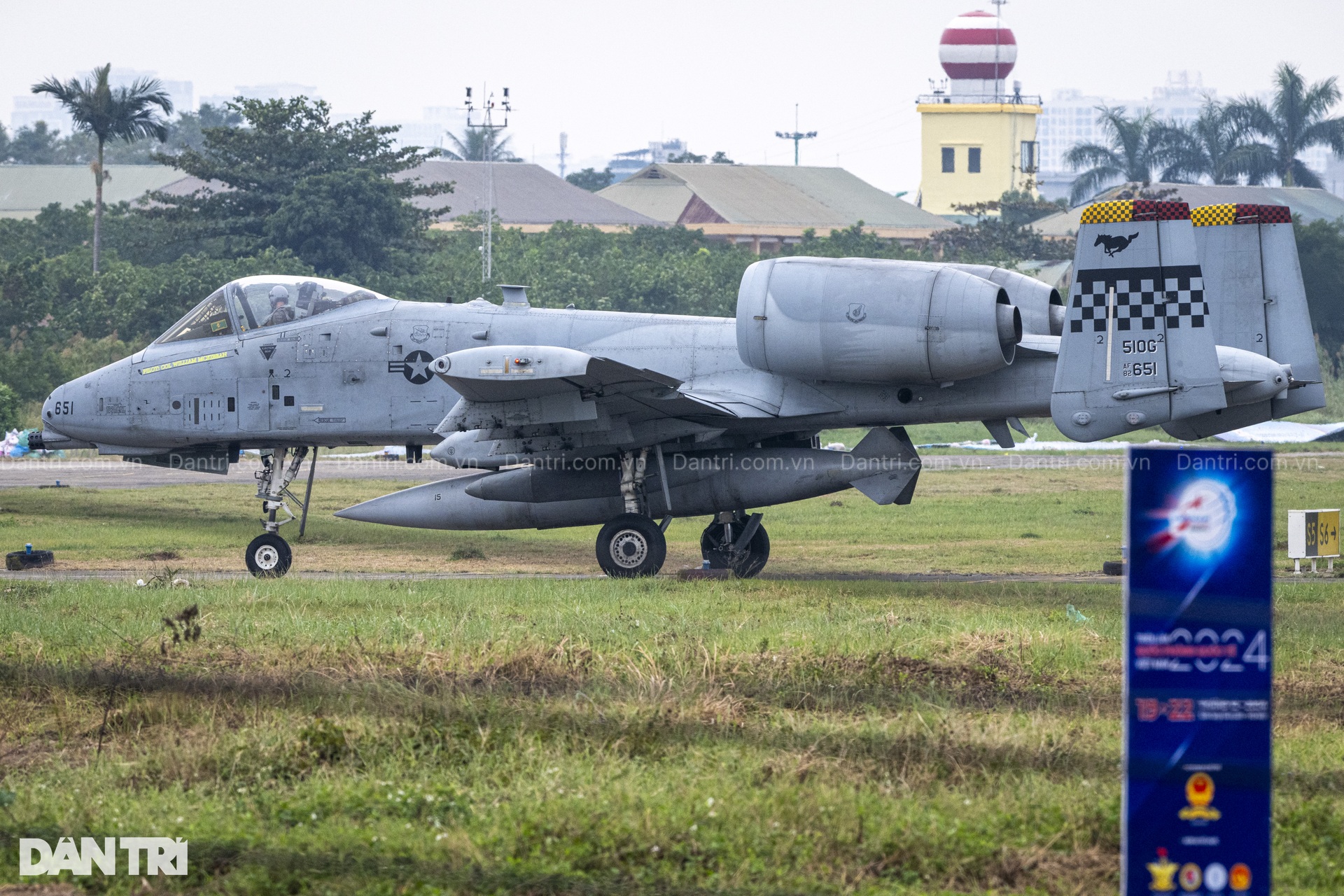 Máy bay cường kích A-10 Thunderbolt II của Mỹ hạ cánh xuống sân bay Gia Lâm - 7