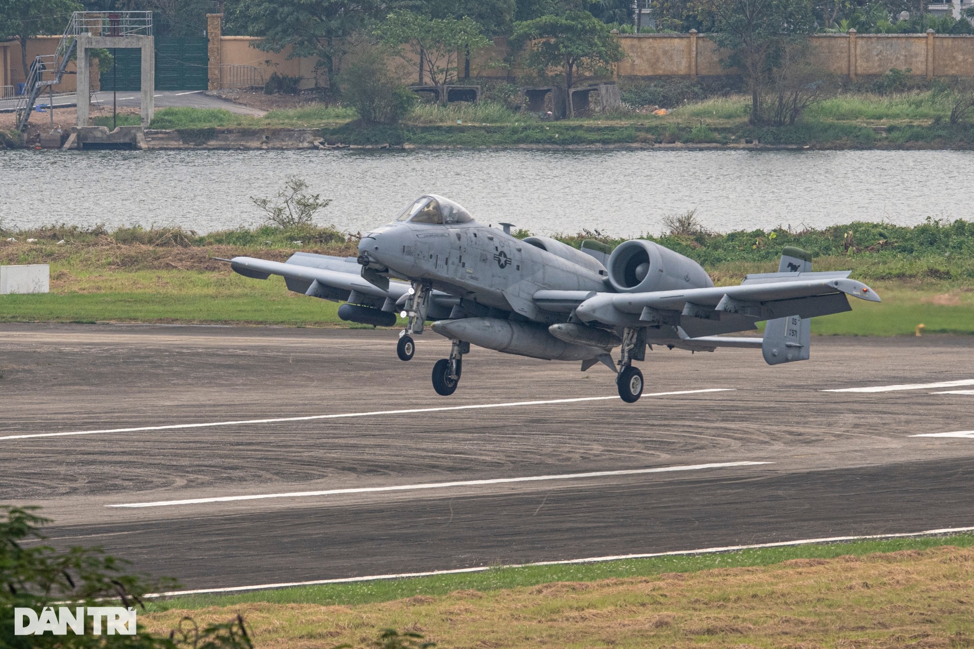 Máy bay cường kích A-10 Thunderbolt II của Mỹ hạ cánh xuống sân bay Gia Lâm - 2