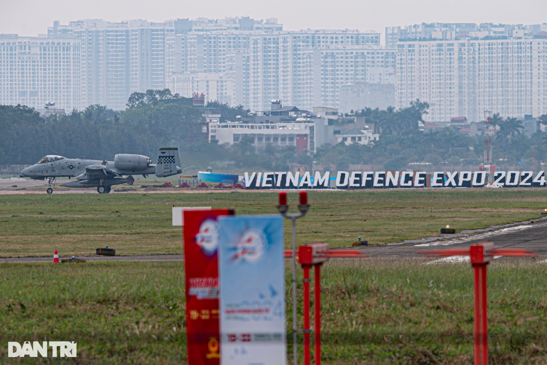 Máy bay cường kích A-10 Thunderbolt II của Mỹ hạ cánh xuống sân bay Gia Lâm - 8