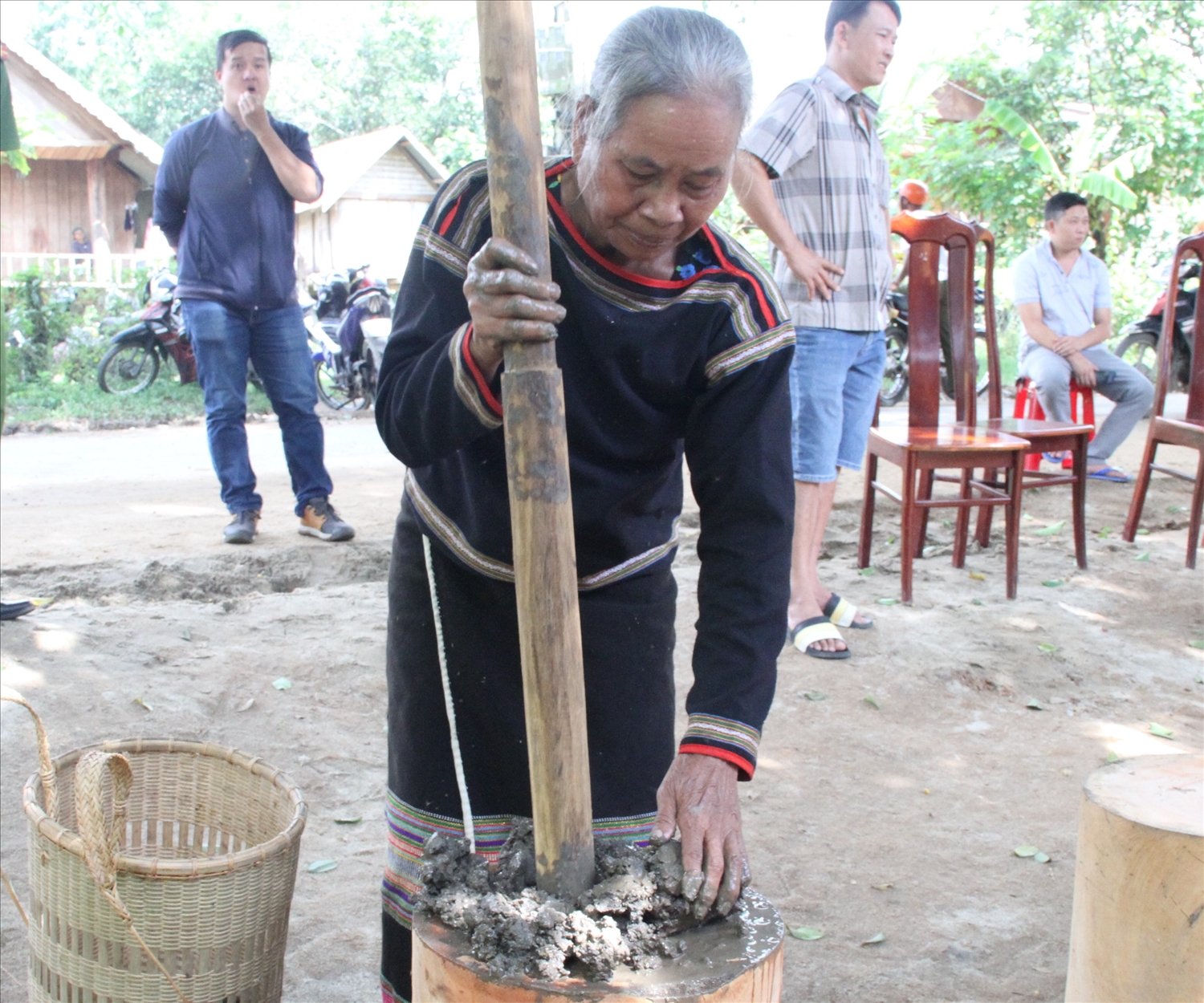 Nghệ nhân làm gốm thủ công truyền thống