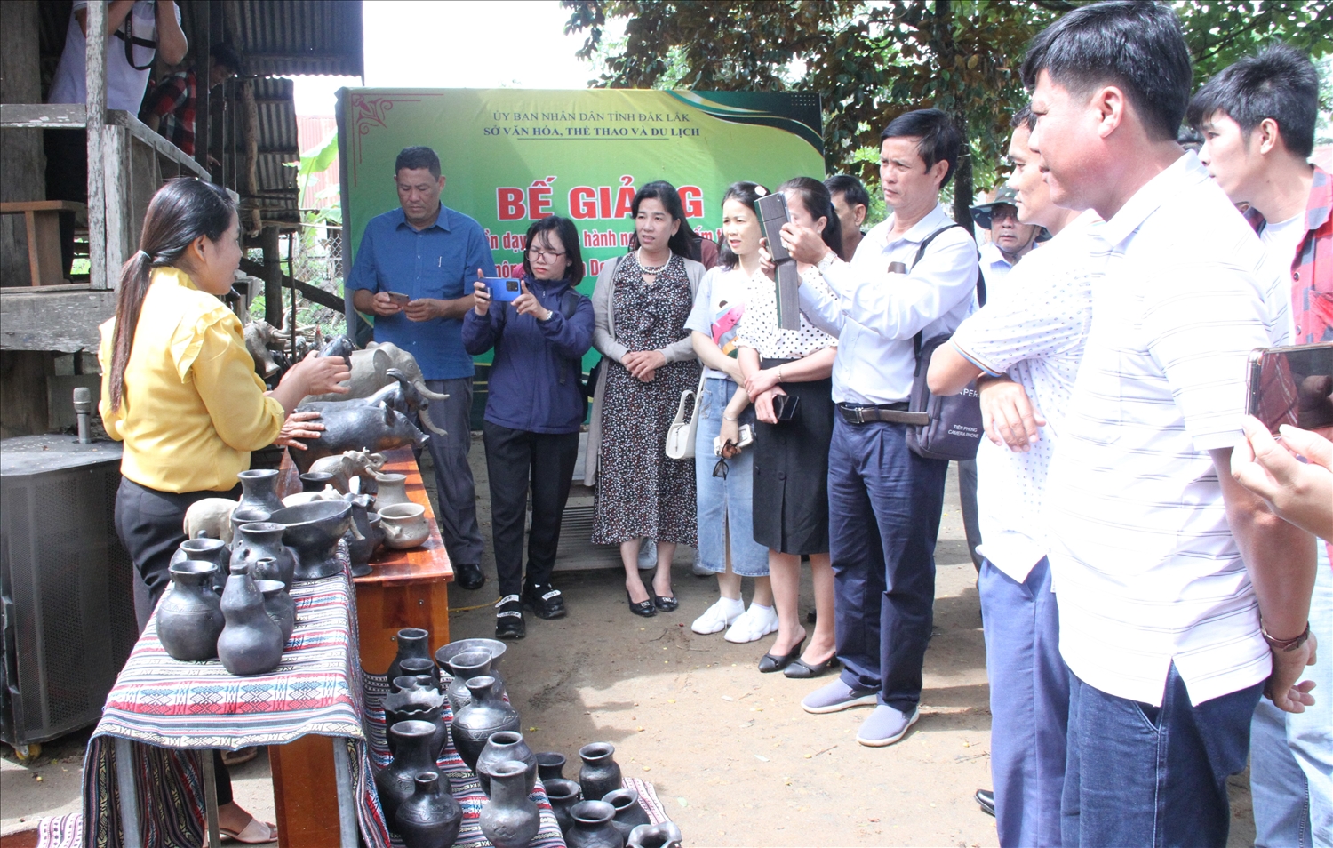 Du khách đến làng gốm Yang Tao tham quan, trải nghiệm