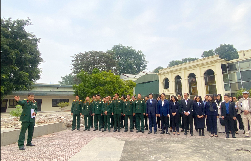 C&ocirc;ng t&aacute;c b&agrave;n giao ngo&agrave;i thực địa tại Bảo t&agrave;ng Lịch sử Qu&acirc;n sự Việt Nam. Ảnh: Lại Tấn