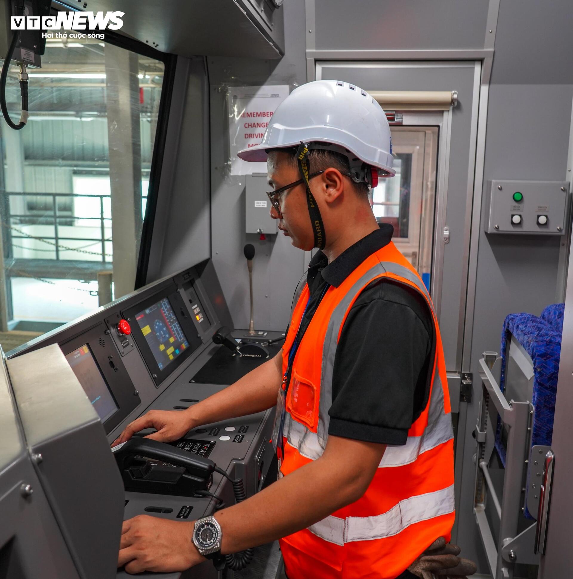 Ngày làm việc thầm lặng của người 'giữ sức khỏe' tàu metro Bến Thành - Suối Tiên - 9