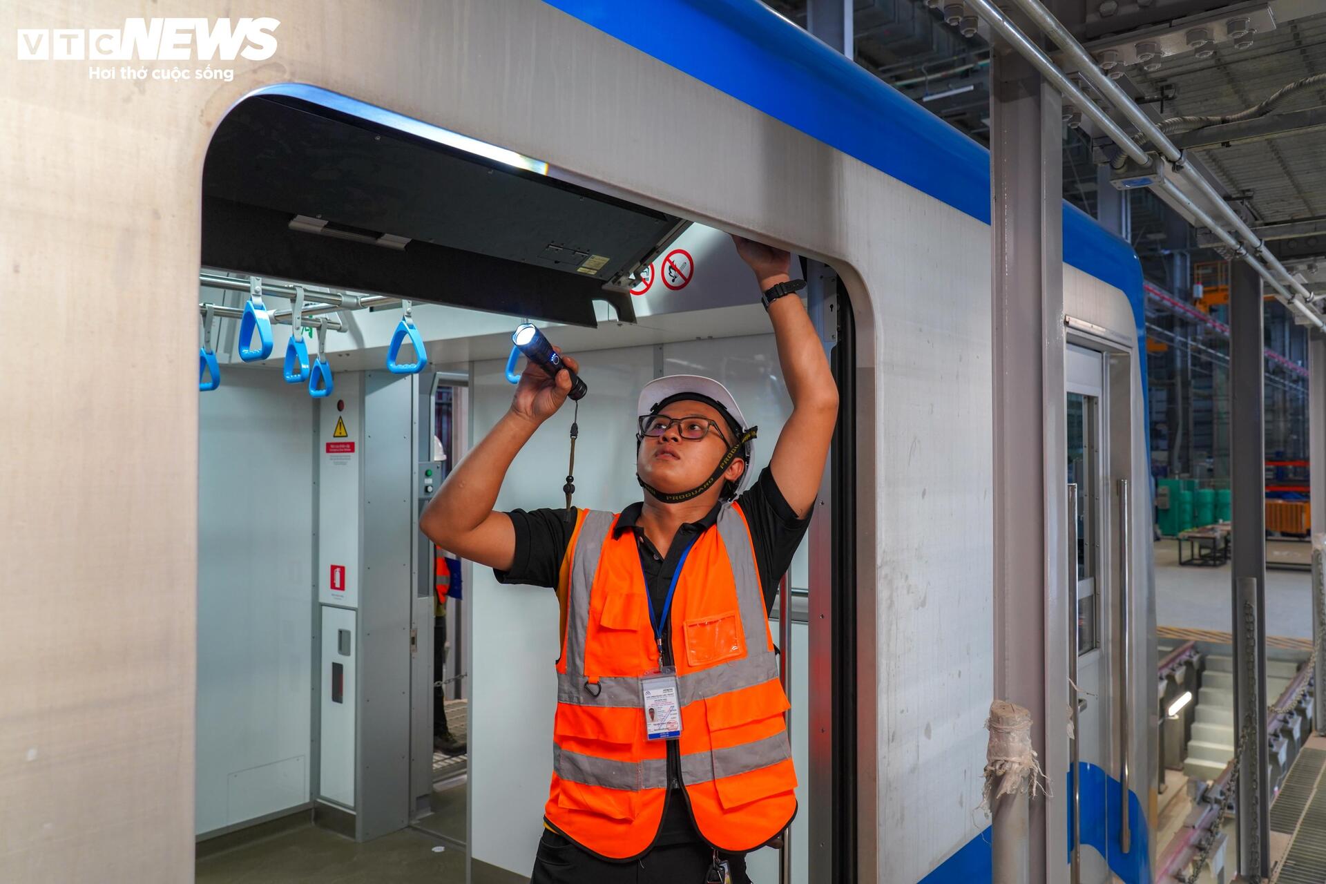 Ngày làm việc thầm lặng của người 'giữ sức khỏe' tàu metro Bến Thành - Suối Tiên - 12