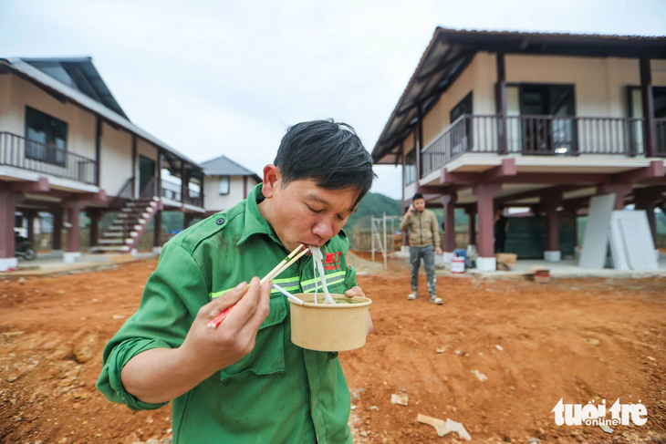 Phở yêu thương đến với Làng Nủ: Bưng lên tô phở, bà con ấm áp - Ảnh 4.