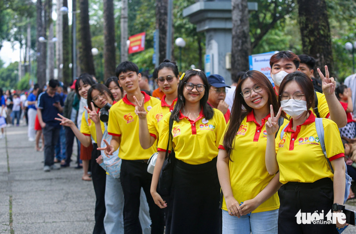 Hơn 42.000 người dân đi metro số 1 chỉ trong 4 giờ đầu vận hành  - Ảnh 5.