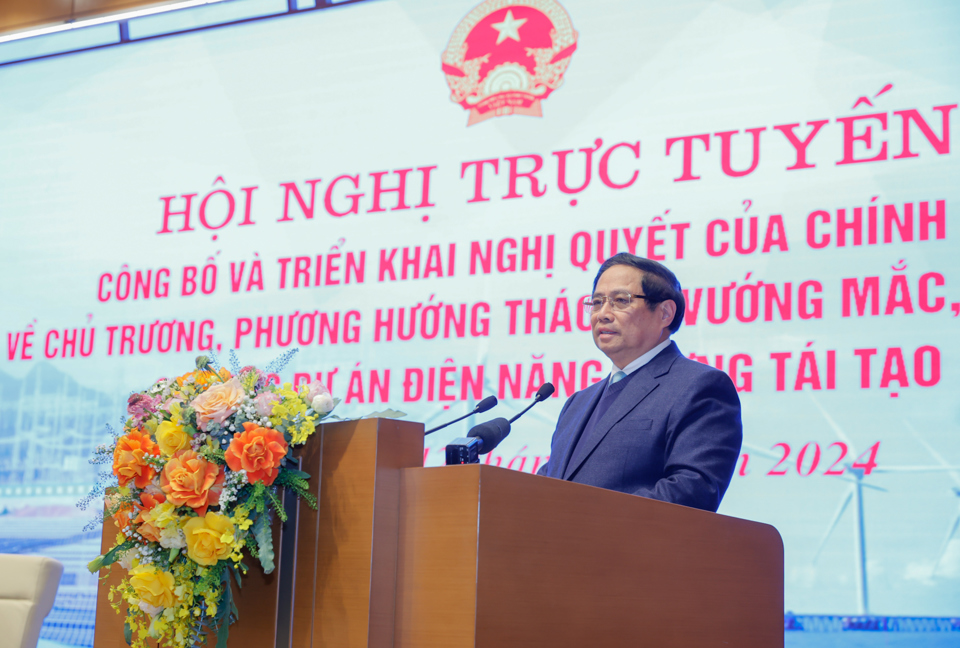 Thủ tướng phát biểu kết luận hội nghị trực tuyến công bố và triển khai Nghị quyết của Chính phủ về chủ trương, phương hướng tháo gỡ vướng mắc, khó khăn cho các dự án điện năng lượng tái tạo - Ảnh: VGP/Nhật Bắc