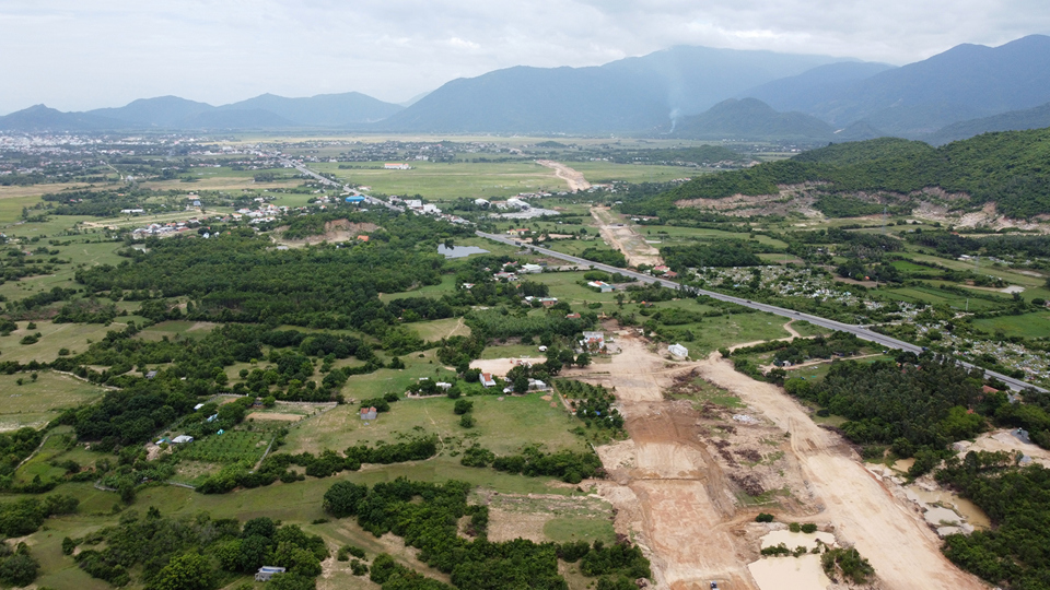 Khu công nghiệp Dốc Đá Trắng có gần 204 ha là diện tích đất sản xuất công nghiệp, kho bãi với mật độ xây dựng tối đa 70%, cao tối đa 5 tầng. Ảnh: Trung Nhân