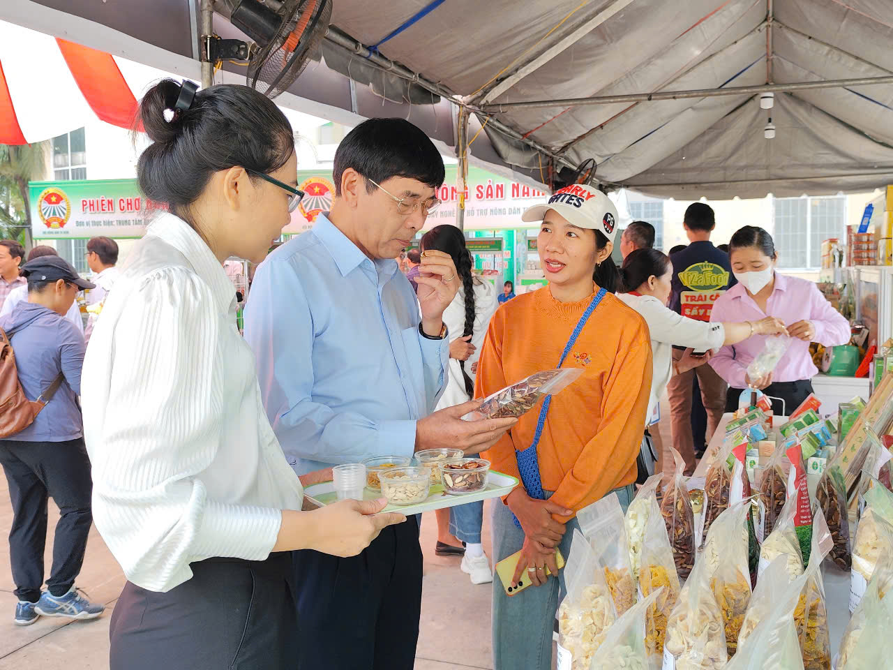 Hàng trăm sản phẩm tiêu biểu, OCOP TP.HCM và vùng, miền tụ hội phục vụ mua sắm dịp Tết