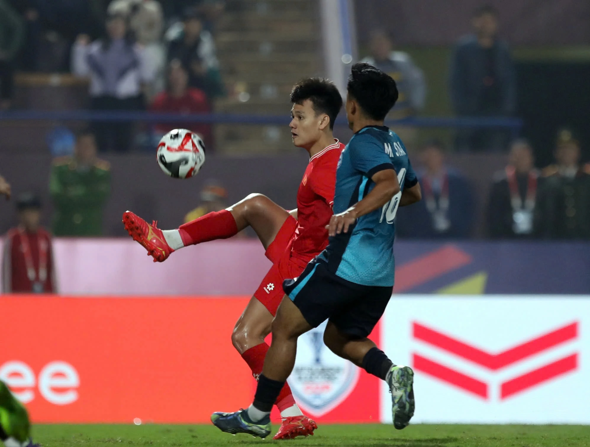 Hồ Tấn Tài trong trận thắng Singapore 3-1 đêm 29.12