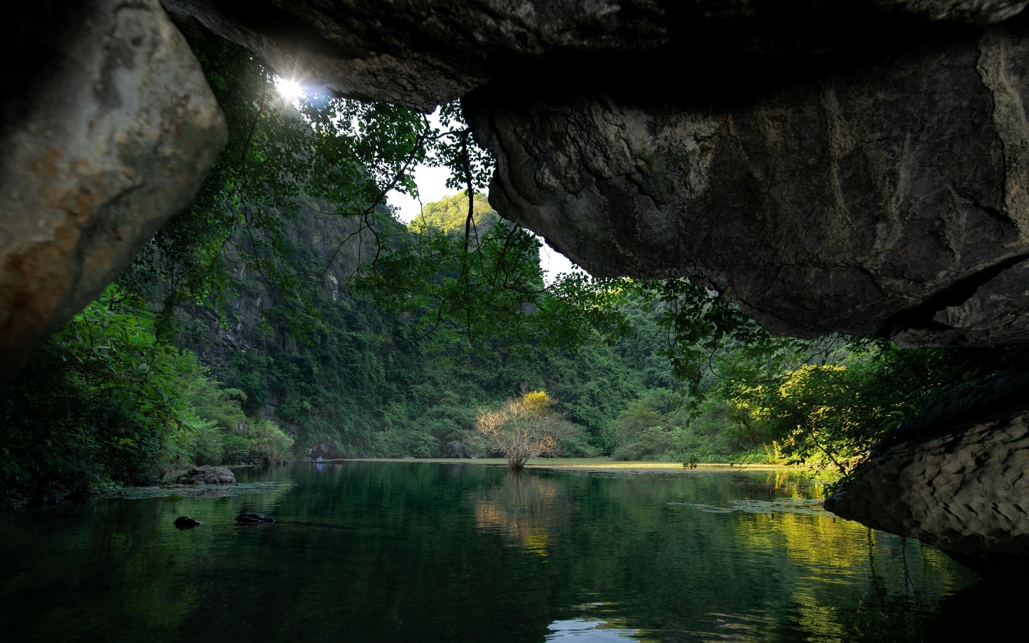 Hang động xuyên thuỷ.