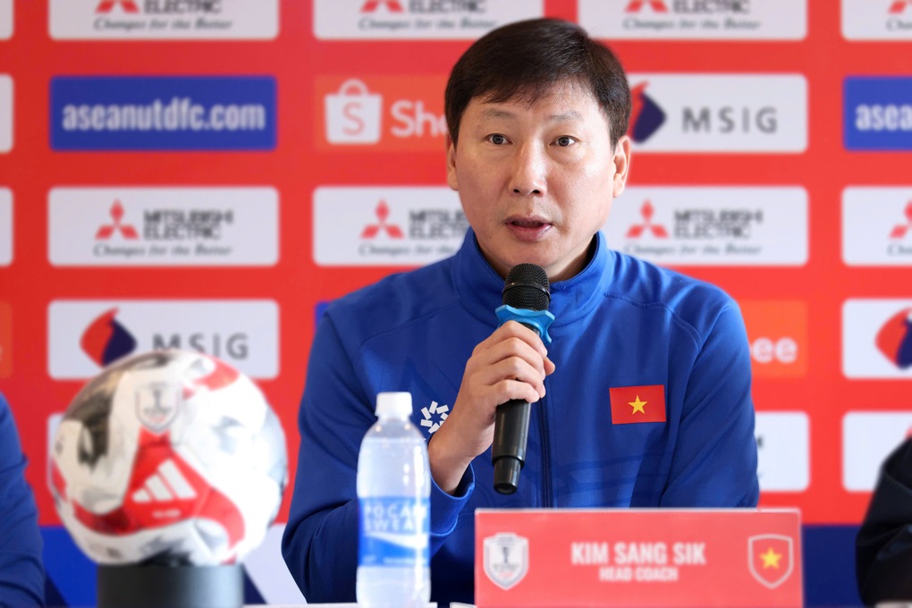 โค้ชคิม ซัง ซิก: ทีมเวียดนามมีเท้าเดียวในรอบชิงชนะเลิศ - 1 HLV Kim Sang Sik: Đội tuyển Việt Nam đã đặt một chân vào chung kết - 1