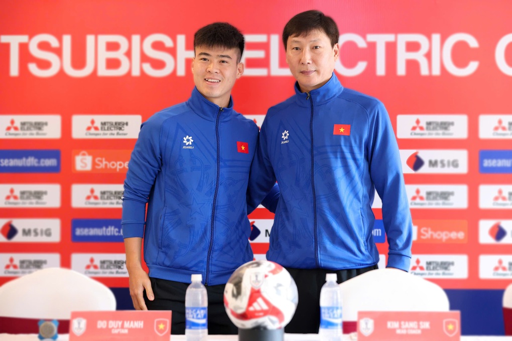 โค้ชคิม ซัง ซิก: ทีมเวียดนามมีเท้าเดียวในรอบชิงชนะเลิศ - 2 HLV Kim Sang Sik: Đội tuyển Việt Nam đã đặt một chân vào chung kết - 2