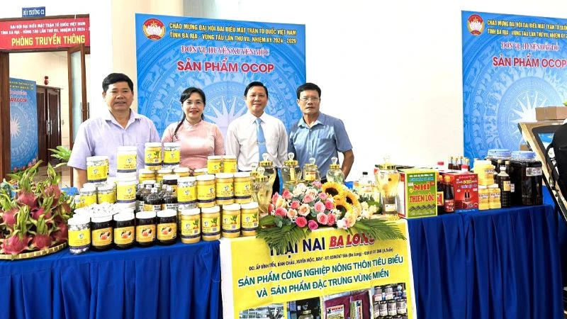 Lãnh đạo Hội Nông dân tỉnh tham quan gian hàng giới thiệu sản phẩm tinh bột nghệ và nhung hươu của nông dân huyện Xuyên Mộc: (Ảnh: Báo BR-VT)