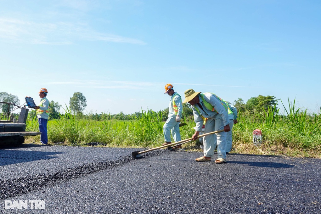 Công nhân hối hả nâng cấp tuyến đường 6.300 tỷ đồng ở miền Tây - 3