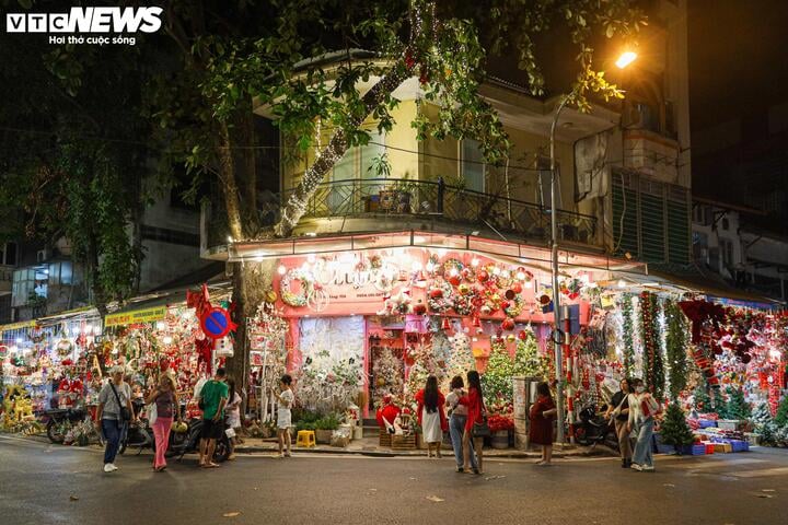 Dù còn hơn 3 tuần nữa mới đến lễ Giáng sinh nhưng các cơ sở sản xuất trên phố Hàng Mã (quận Hoàn Kiếm, Hà Nội) đã tất bật sản xuất những mẫu người tuyết, tuần lộc, ông già Noel để phục vụ khách hàng.