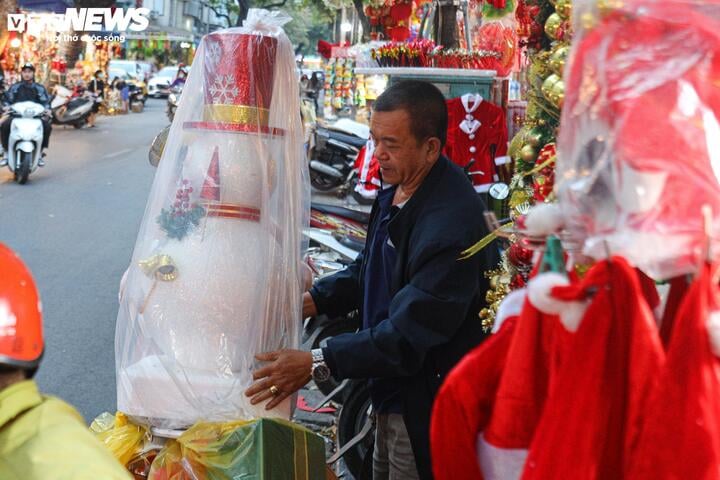 "Hôm nay tôi đến mua một hình nộm người tuyết bằng xốp với giá 450.000 đồng, cho trường mầm non. Tôi rất hài lòng vì sản phẩm người tuyết được làm chi tiết rất đẹp mắt." chị Hằng (quận Hoàn Kiếm) cho biết.