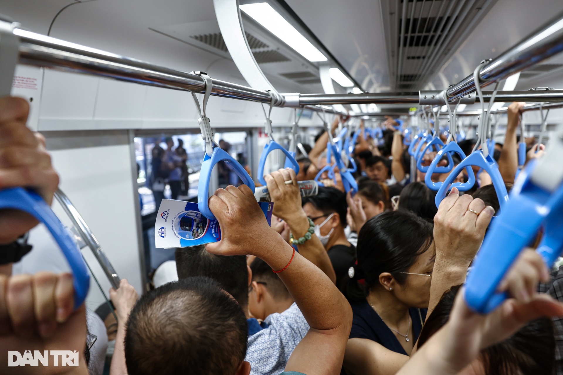 Metro Bến Thành - Suối Tiên chật kín người sáng cuối tuần - 9