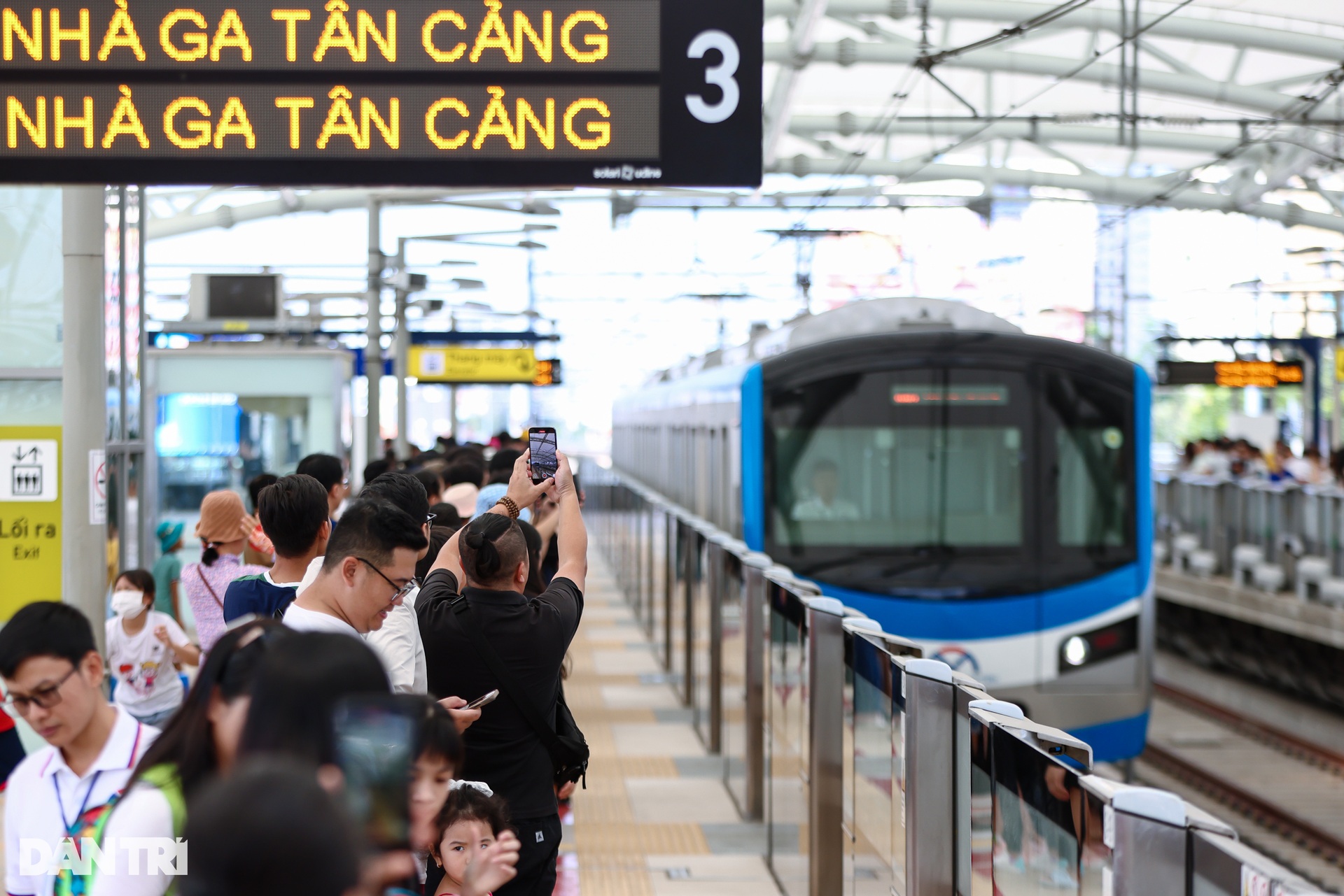 Metro Bến Thành - Suối Tiên chật kín người sáng cuối tuần - 12