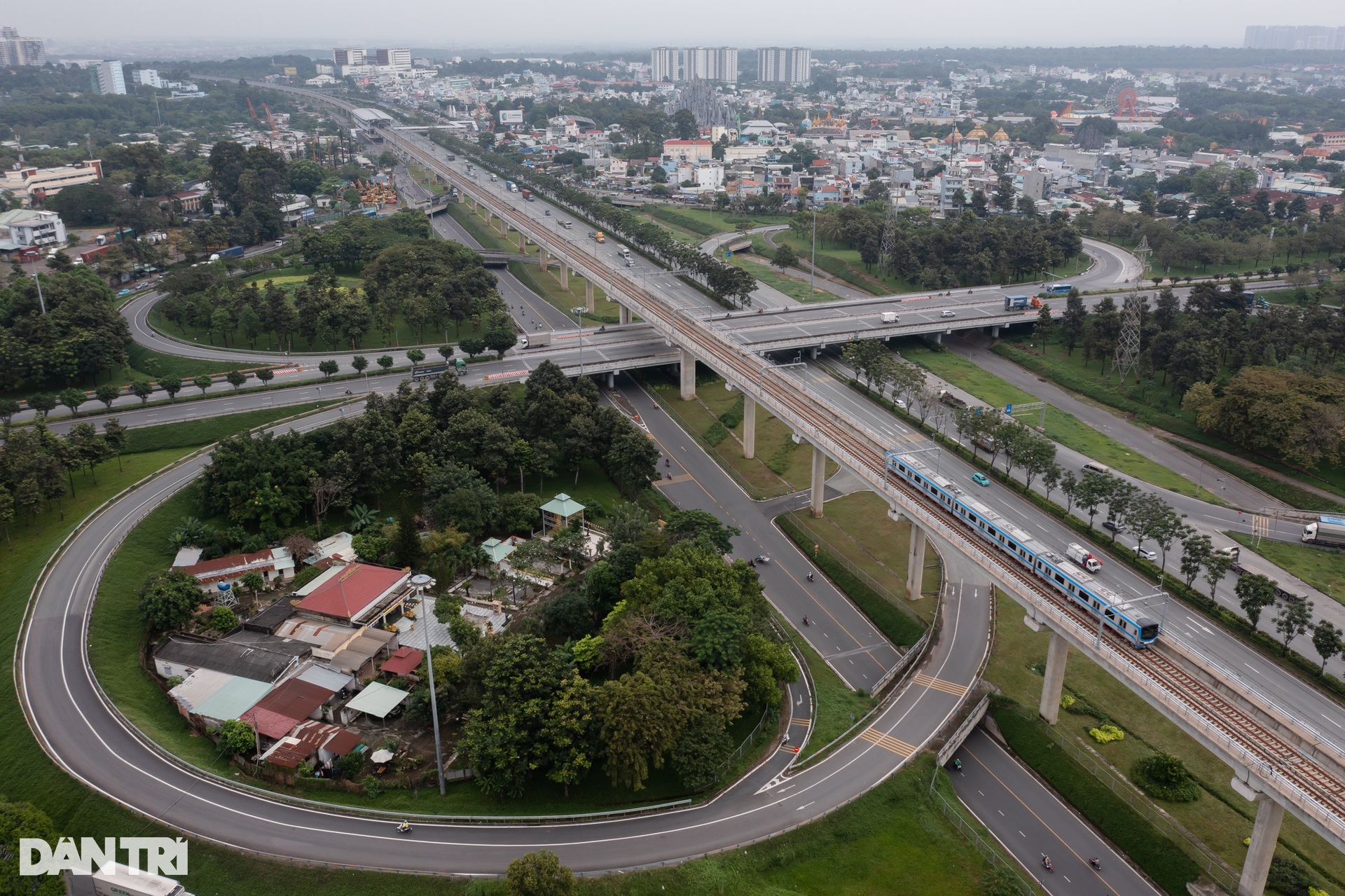 Diện mạo tuyến metro đầu tiên của TPHCM trước ngày vận hành - 10