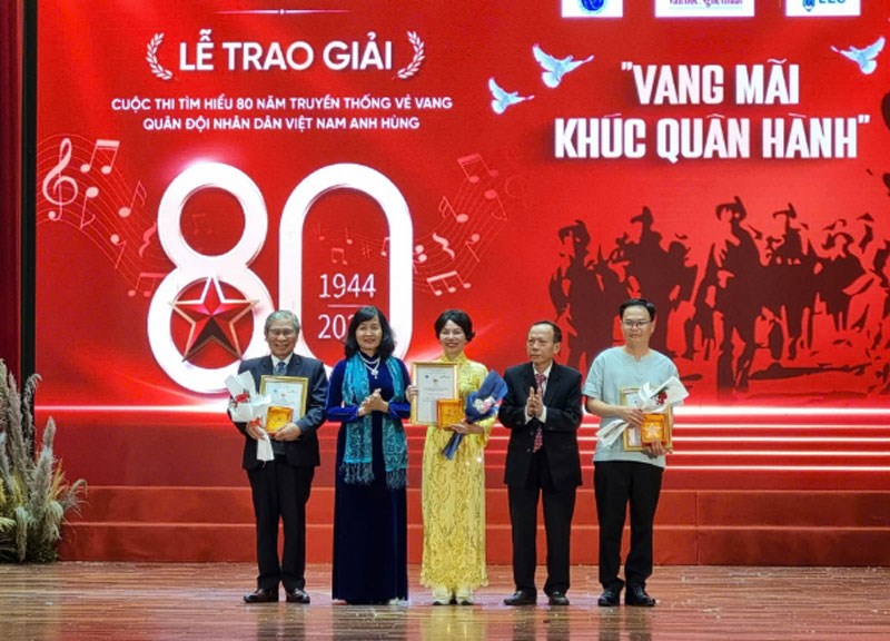 Trao giải cuộc thi chủ đề “Vang mãi khúc quân hành”