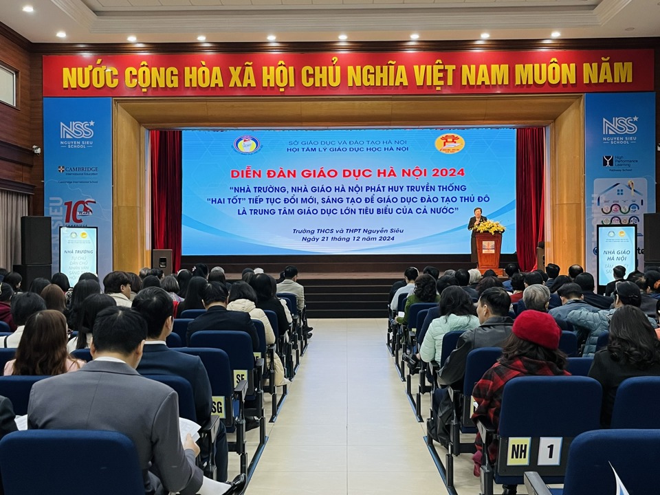 Diễn đàn có sự tham gia của nhiều chuyên gia, nhà khoa học, cán bộ quản lý giáo dục và nhà giáo các trường học trên địa bàn TP.