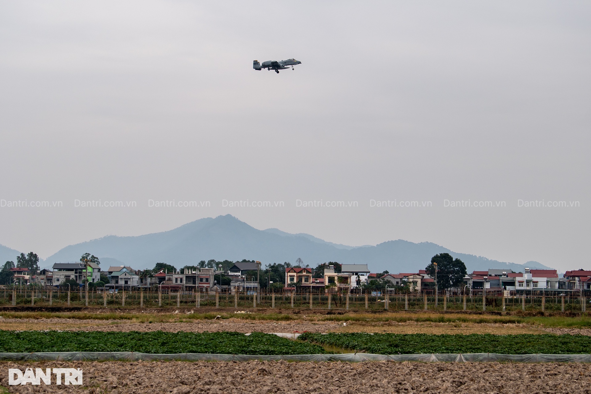 Máy bay cường kích A-10 Thunderbolt II của Mỹ hạ cánh xuống sân bay Gia Lâm - 11